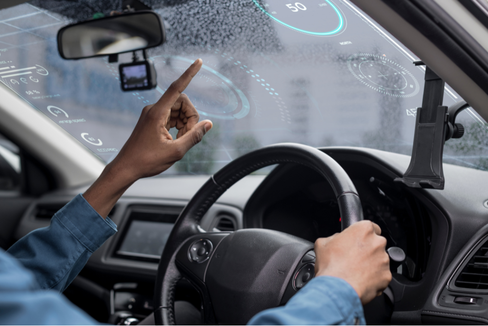 Motorista utilizando sistema de telemetria veicular com monitoramento de velocidade e comportamento ao volante para aumentar a segurança na condução.