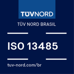 Selo de certificação 13485 com o nome da certificadora na parte superior sendo esta a TÜVNORD. No centro tem o nome da certificação ISO 13485 O Fundo é azul escuro