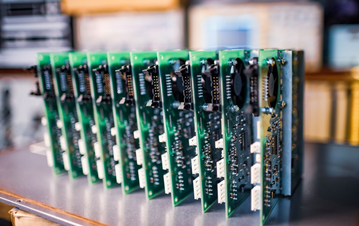 Microcircuitos elétricos verdes embarcados em close-up em produção