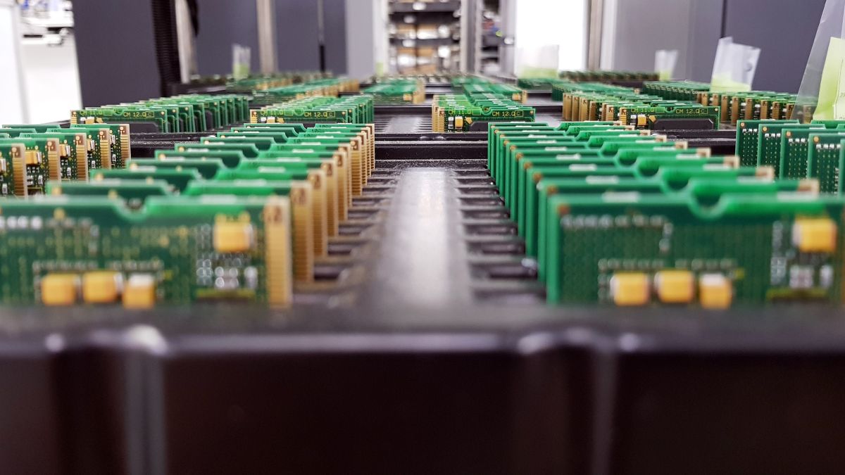 Serviços de fabricação de eletrônicos, montagem de arranjo de placas de circuito, close-up do PCBA bruto na bandeja
