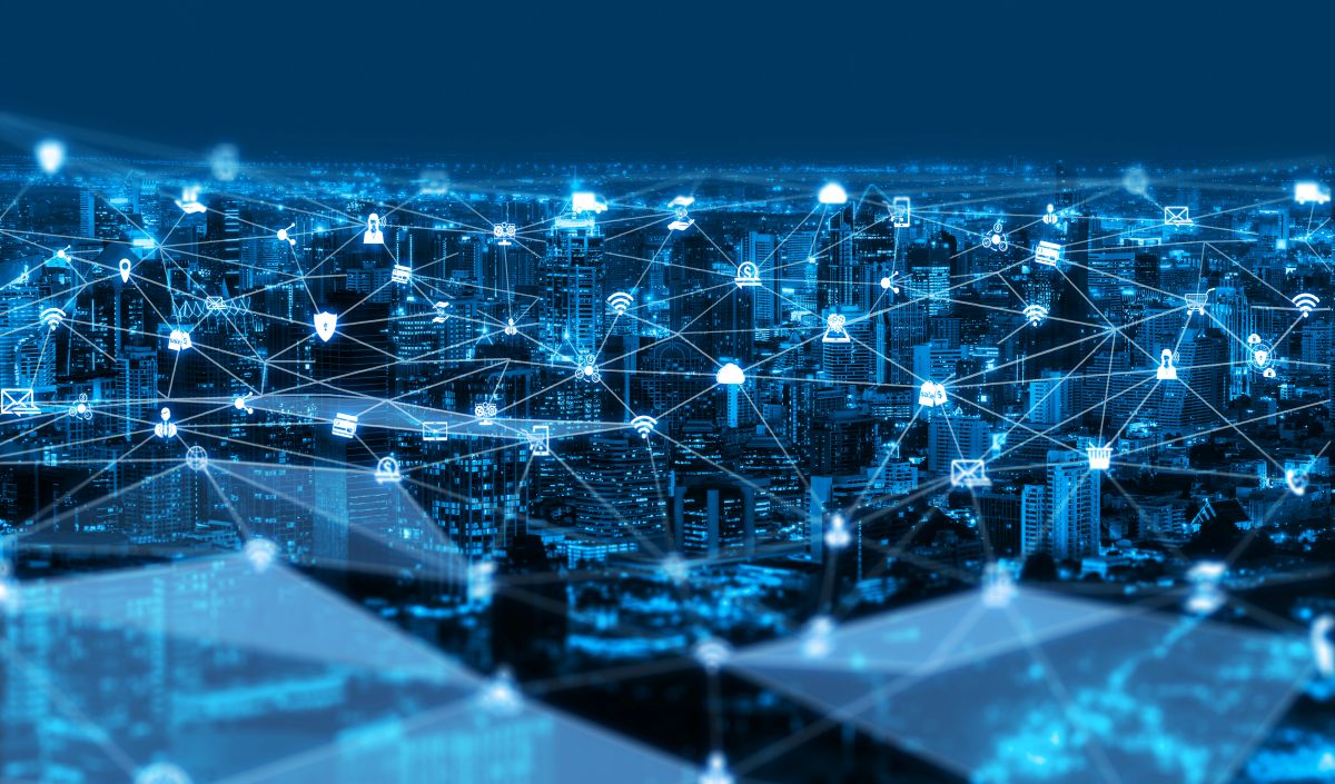 A comunicação criativa moderna e a rede de internet se conectam na cidade inteligente. Conceito de conexão digital sem fio 5G e futuro da internet das coisas (IoT)