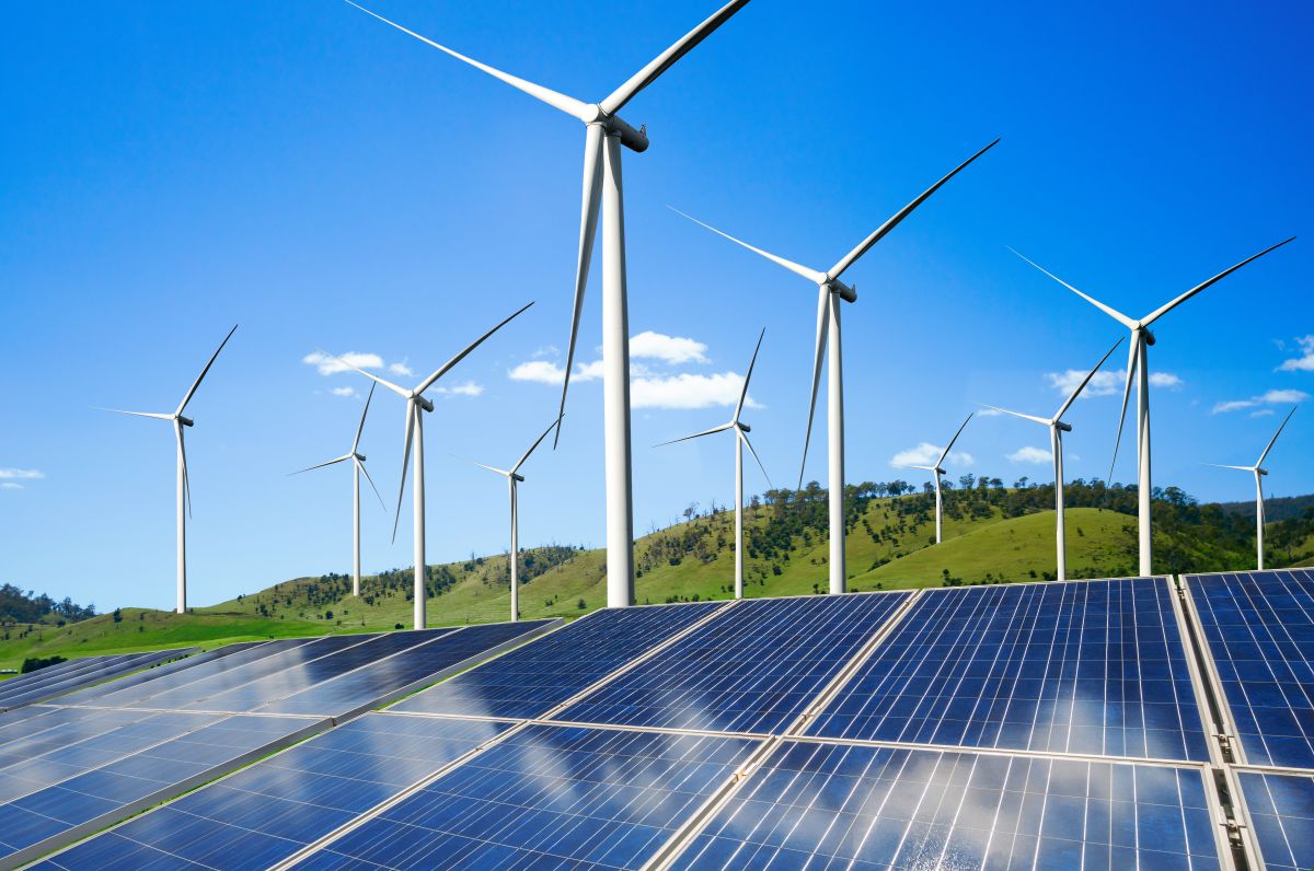 Painéis solares fotovoltaicos e parques eólicos, com geradores integrados à paisagem natural, produzem energia renovável e limpa, constituindo uma indústria sustentável.
