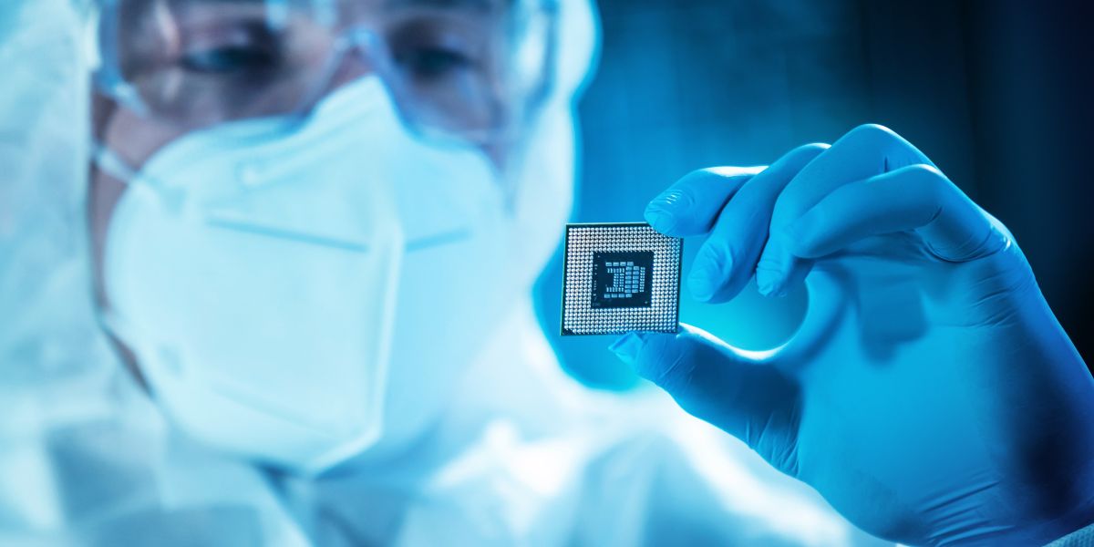 O cientista trabalha em um laboratório científico moderno para pesquisa e desenvolvimento de microeletrônica e processadores. O operário da fabricação de microprocessadores utiliza tecnologia e equipamentos de informática.